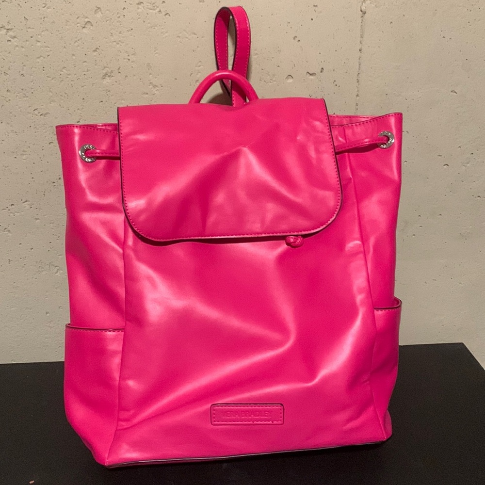This is a hot pink Vera Bradley backpack 🎒